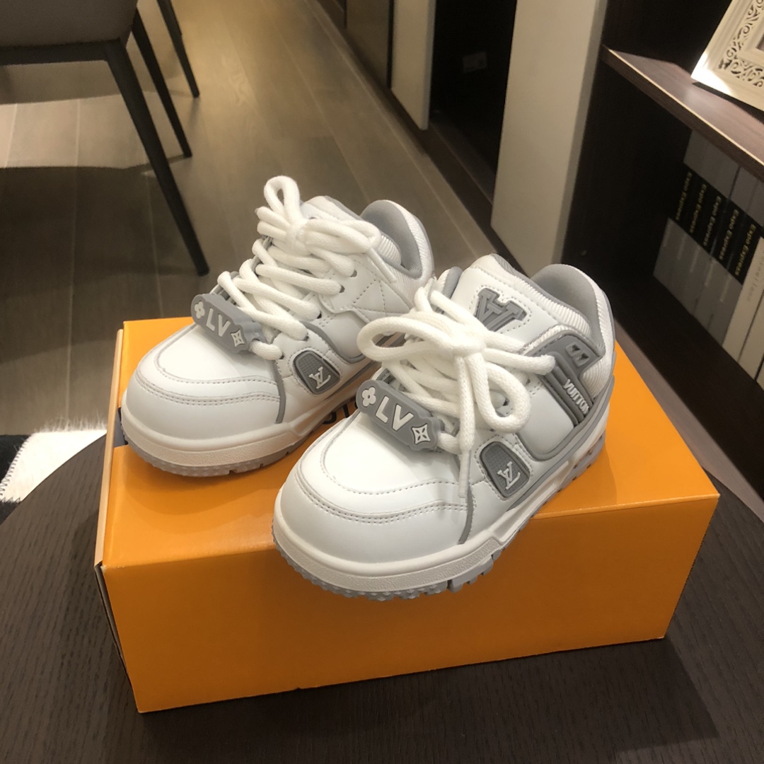 Children's shoes child